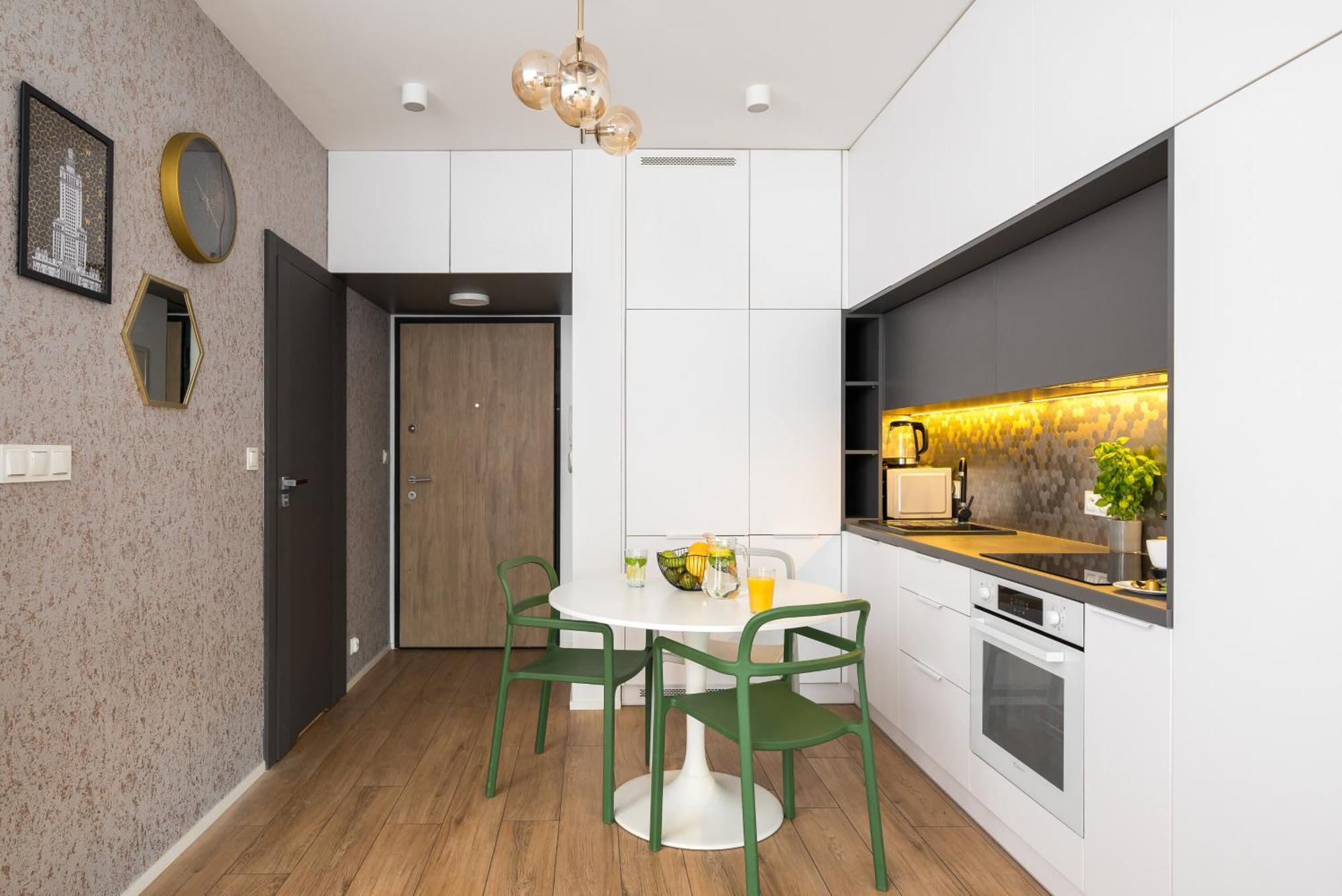 Urban Gem With Private Parking, Relaxing Balcony At Metro Station, Only 10 Min To Centre Warszawa