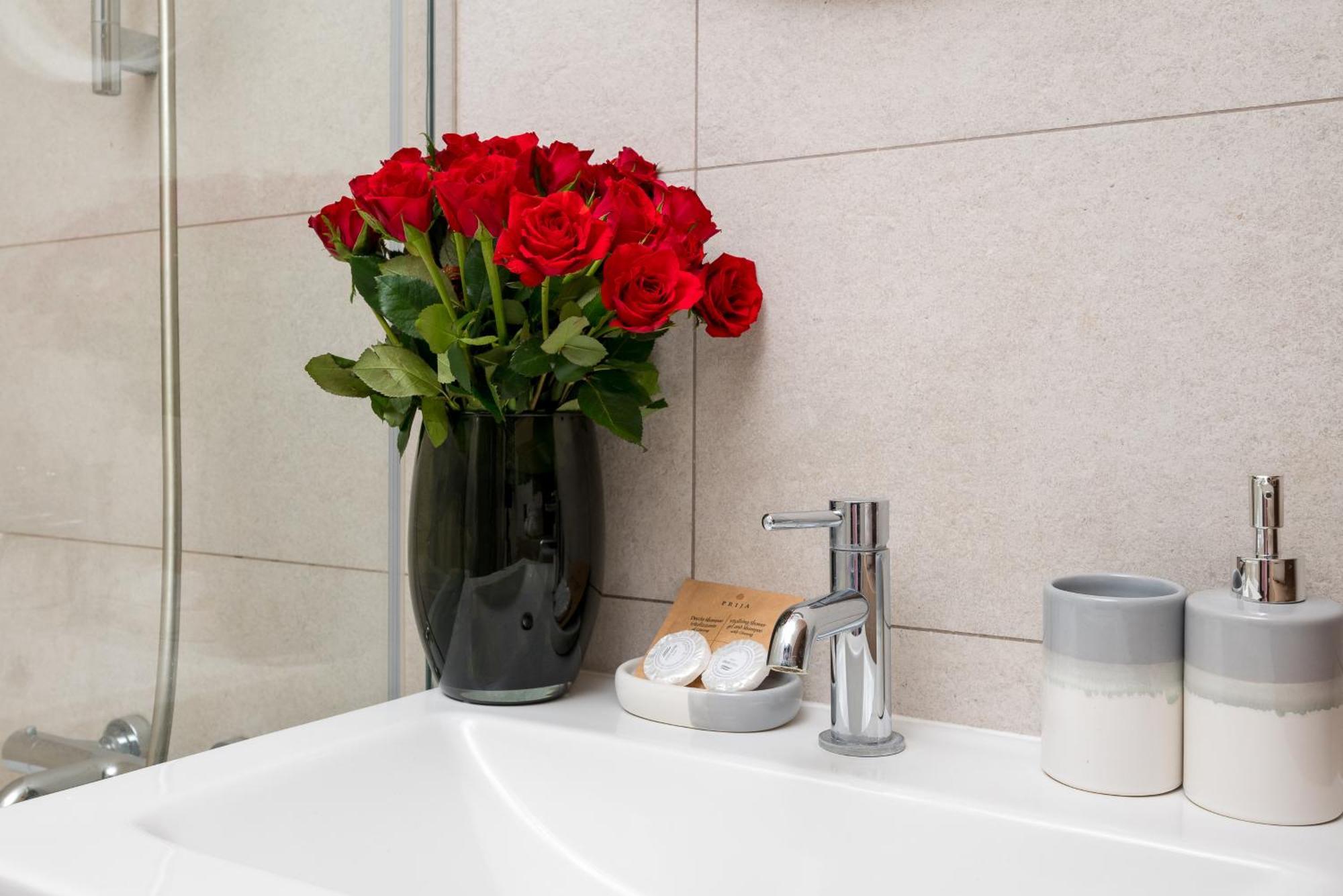 Urban Gem With Private Parking, Relaxing Balcony At Metro Station, Only 10 Min To Centre Warszawa