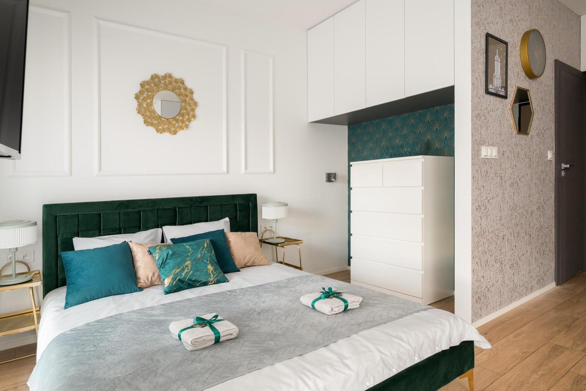 Urban Gem With Private Parking, Relaxing Balcony At Metro Station, Only 10 Min To Centre