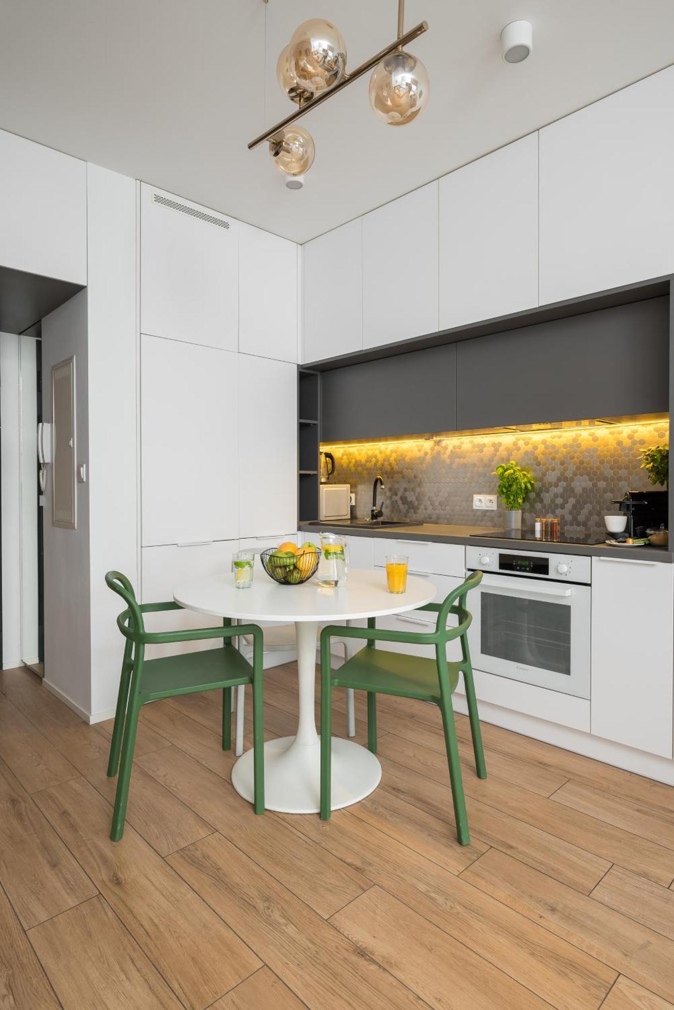 Urban Gem With Private Parking, Relaxing Balcony At Metro Station, Only 10 Min To Centre Warszawa