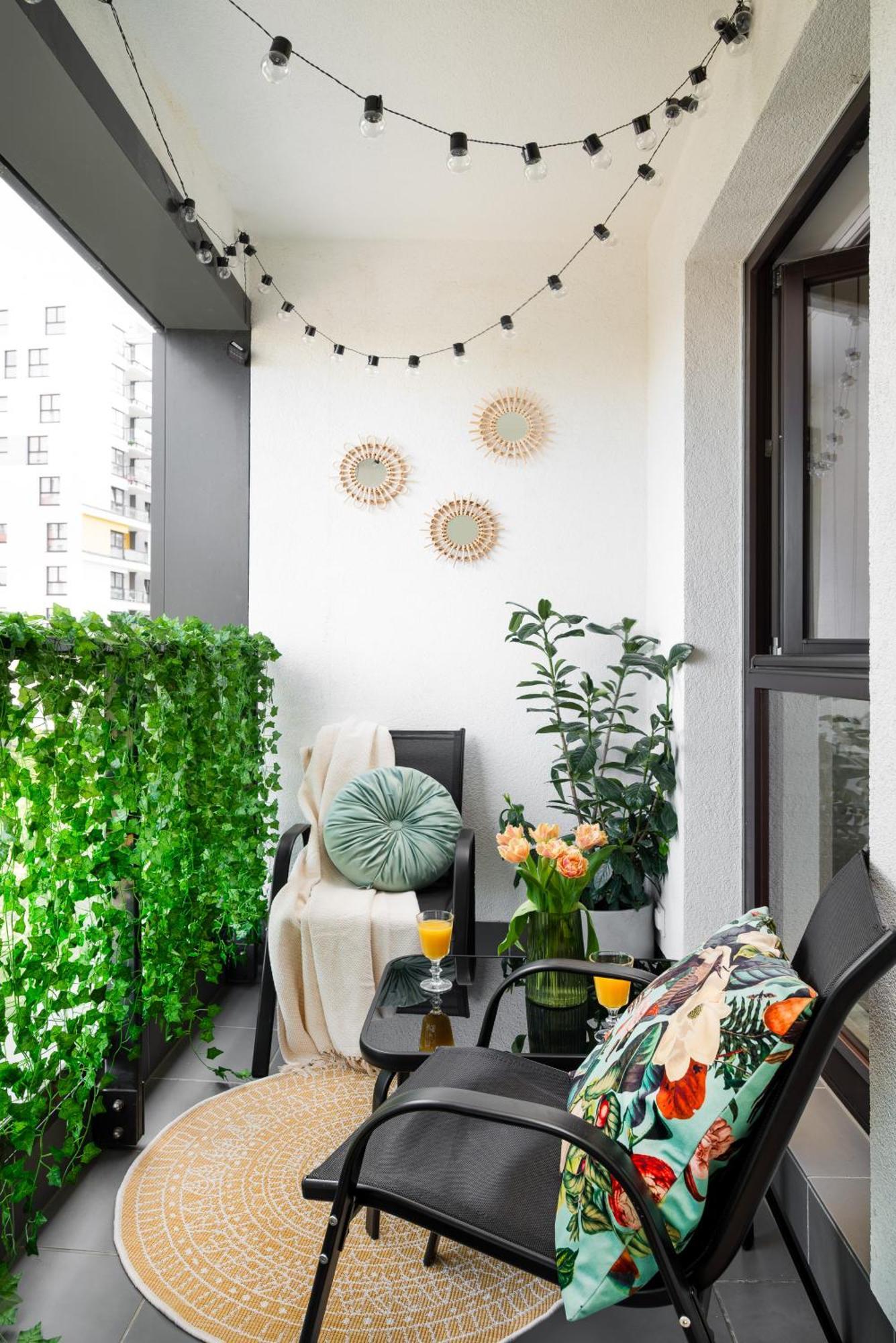 Urban Gem With Private Parking, Relaxing Balcony At Metro Station, Only 10 Min To Centre Warszawa