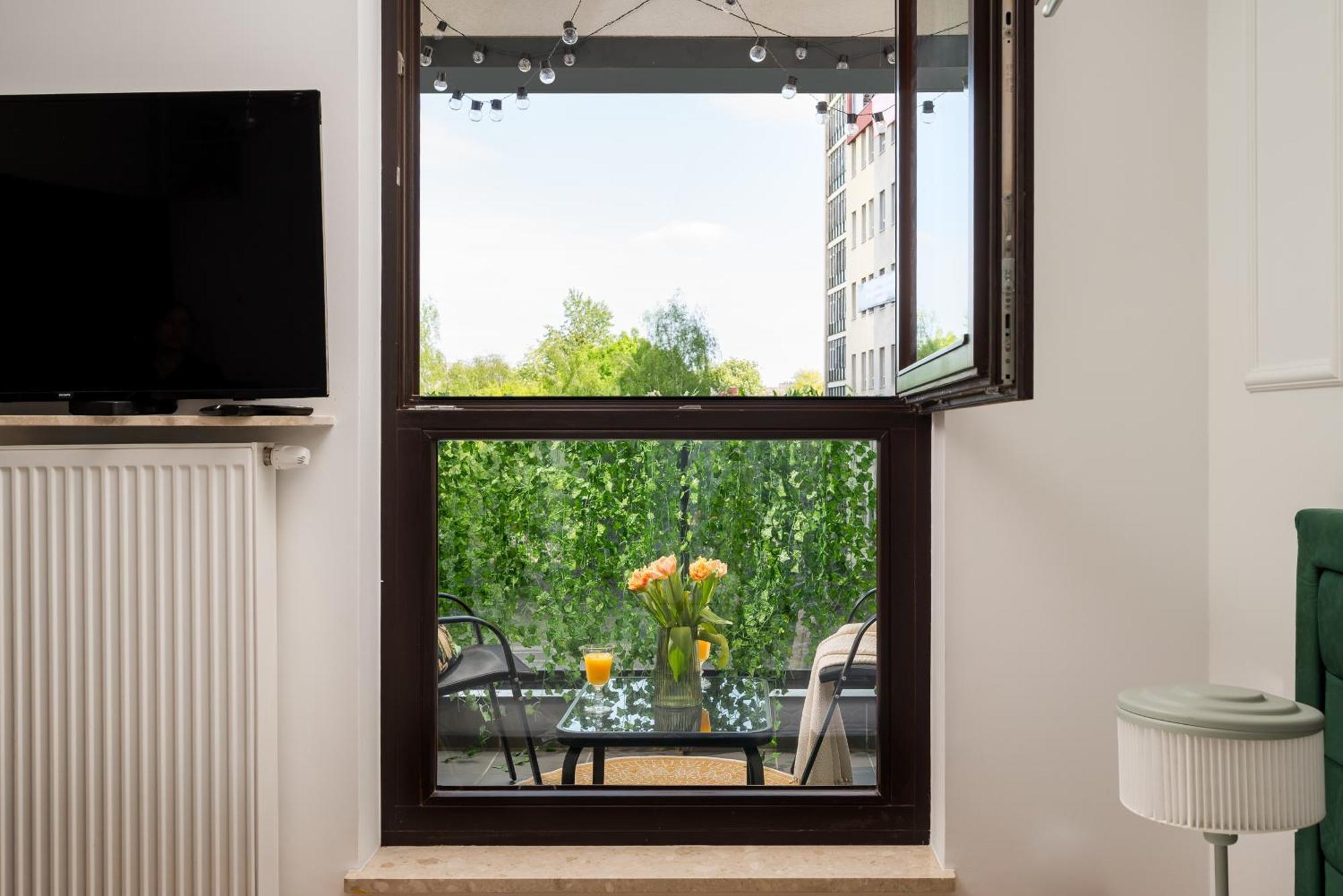 Urban Gem With Private Parking, Relaxing Balcony At Metro Station, Only 10 Min To Centre Apartament Warszawa